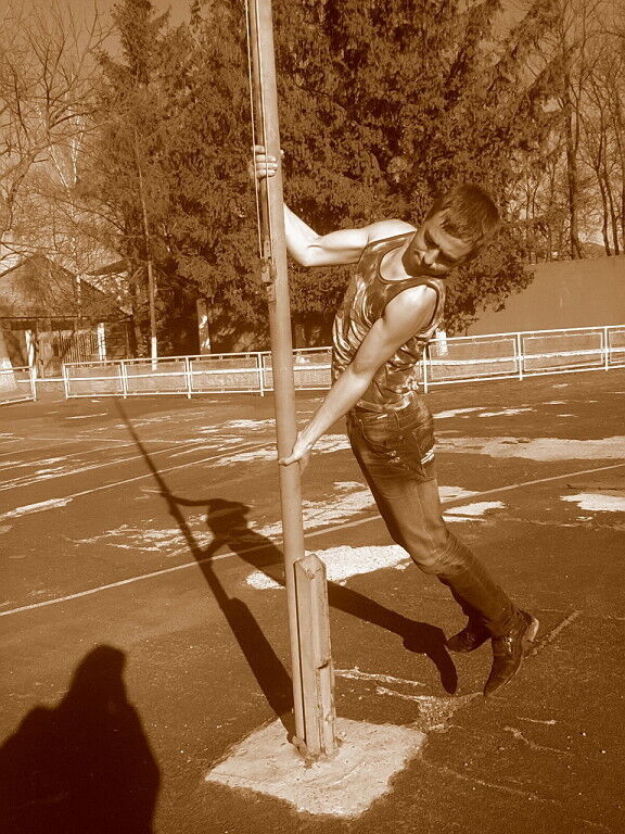  19097750  ANDRII, 29 ,    