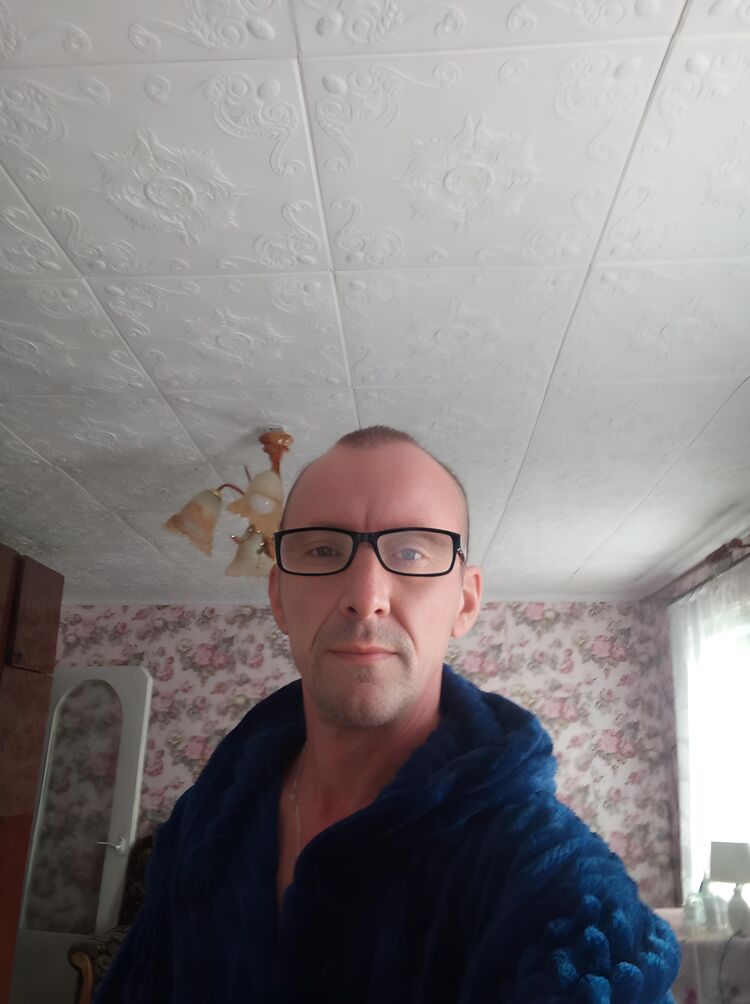  37732420  Viktor, 49 ,    