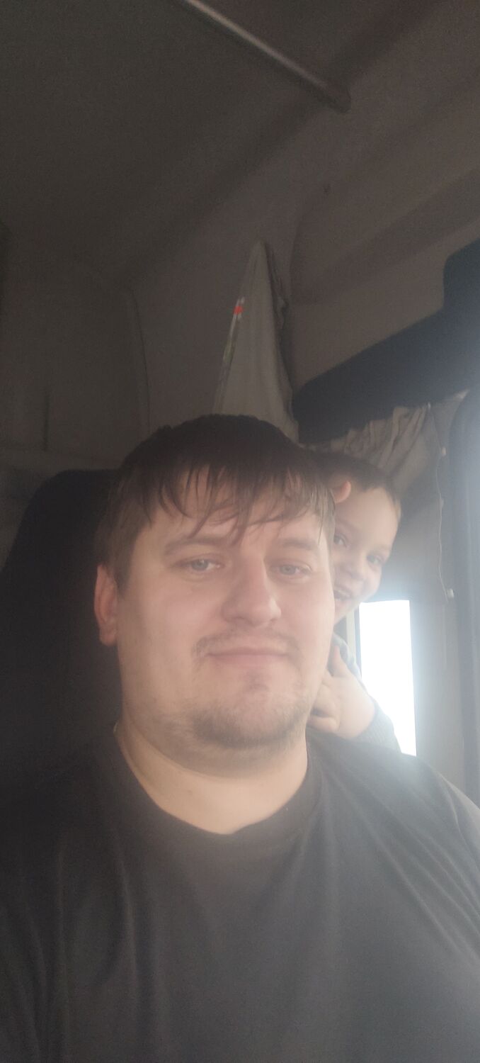  30981450  Viktor, 33 ,    