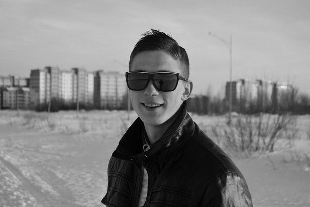  8254620  Anton, 32 ,    