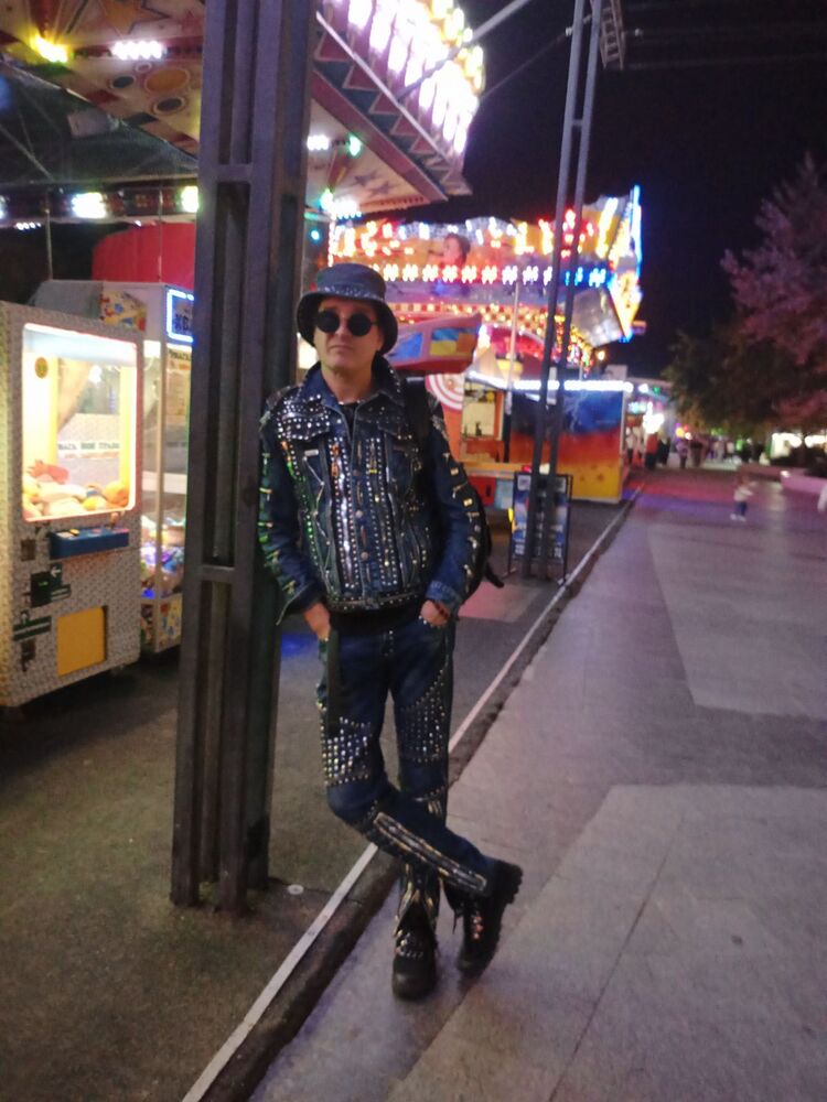  48700060  Platon, 40 ,    