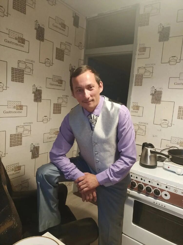  33030890  Vitaly, 40 ,    