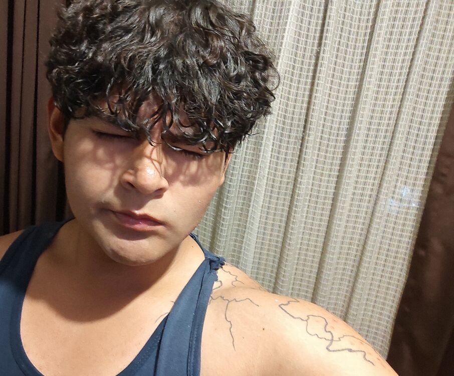  49158550  Erik, 20 ,    