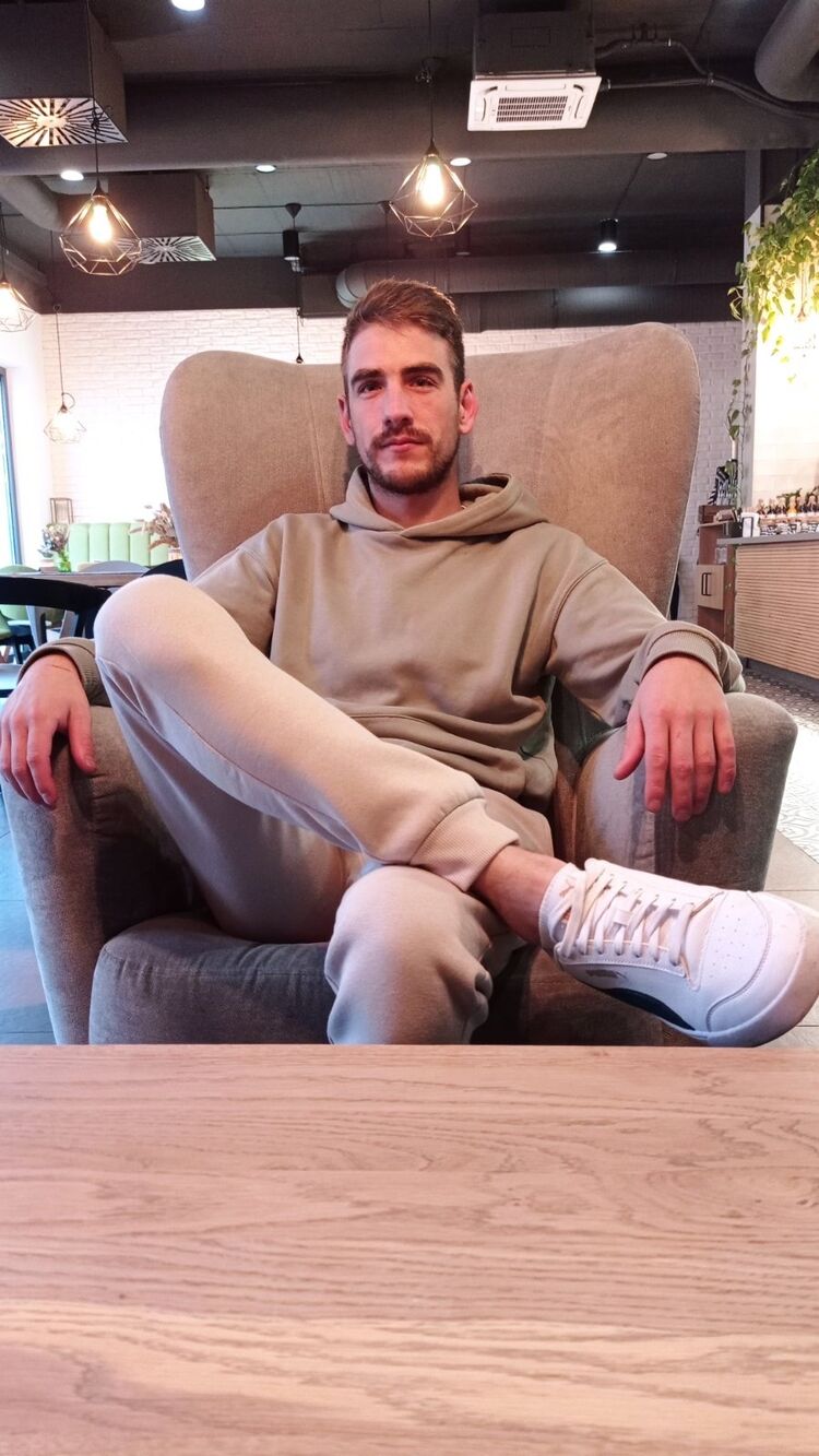  ,   Anton, 31 ,     , c , 