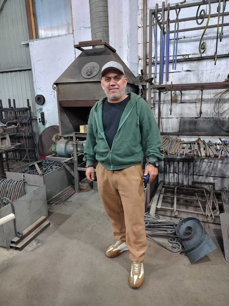  51711910  Vartan, 48 ,    