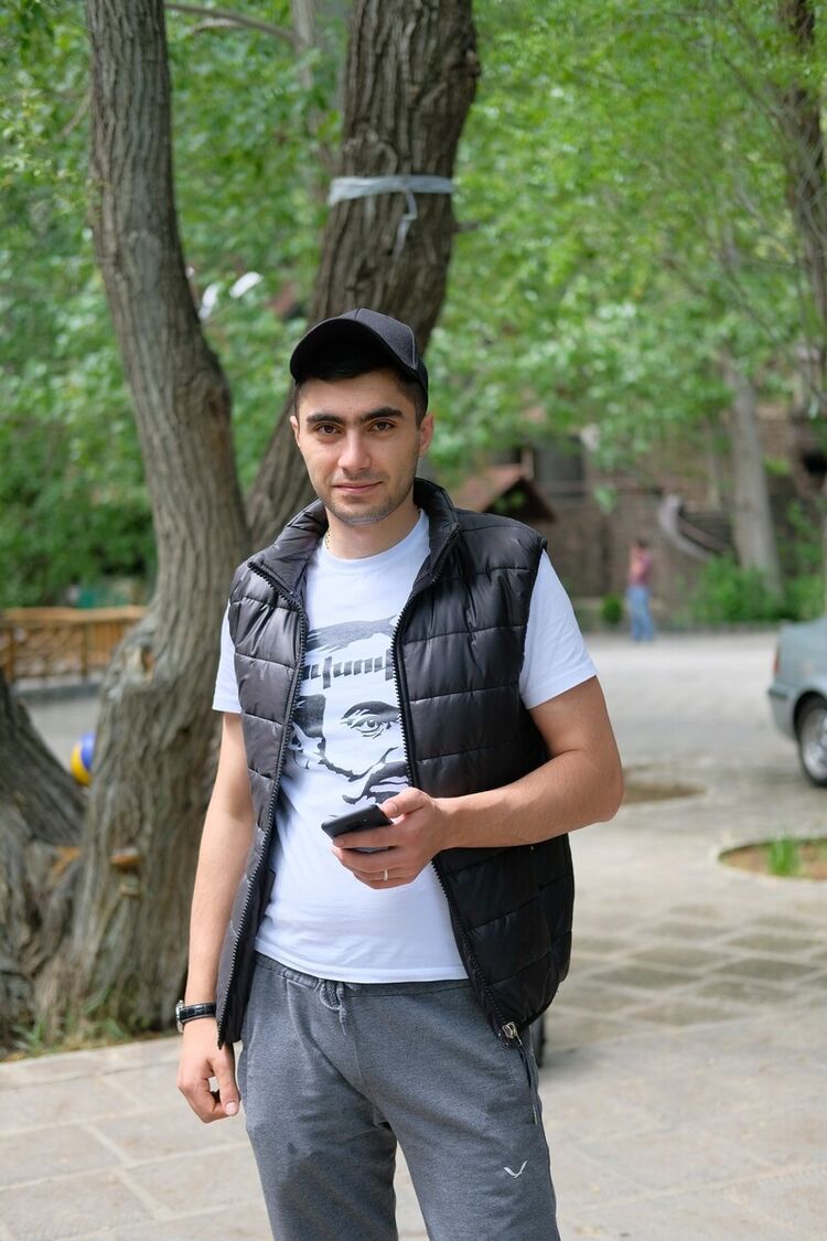  20674040  Narek, 31 ,    