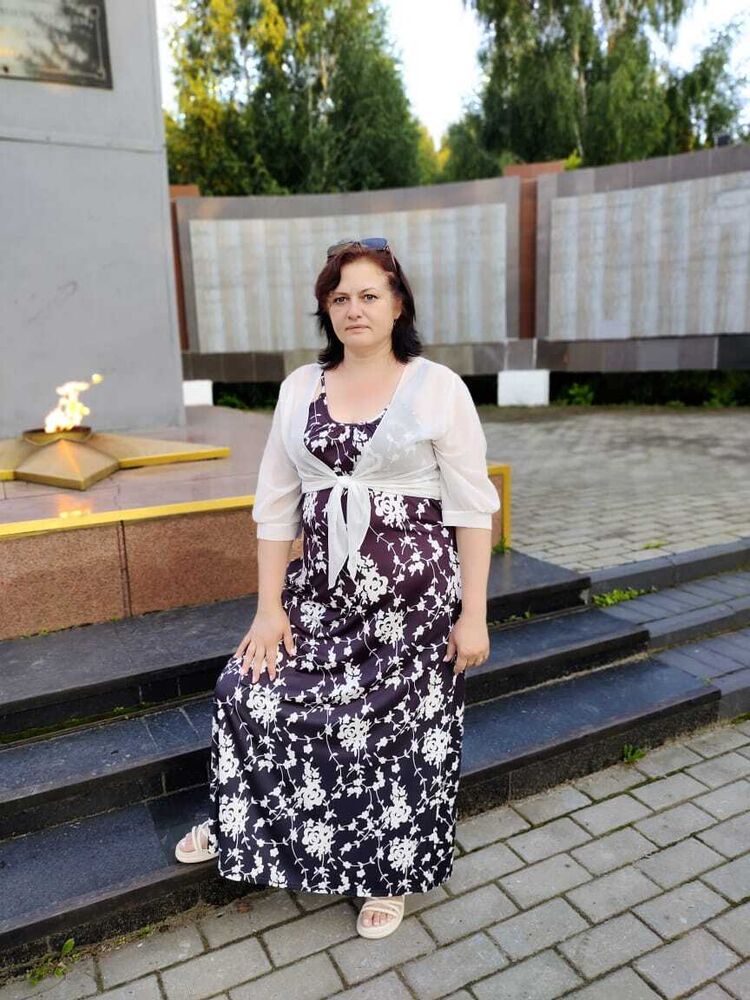  46974120  Elena, 44 ,    