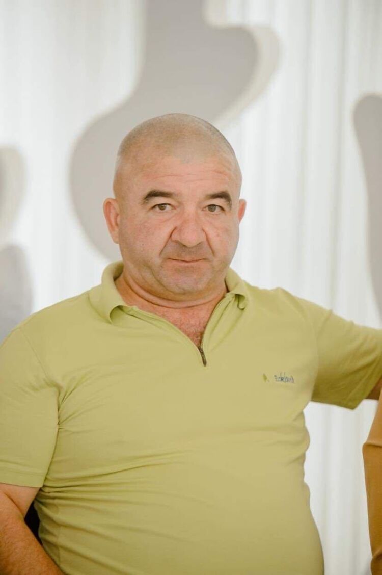 39393890  Petru, 52 ,    