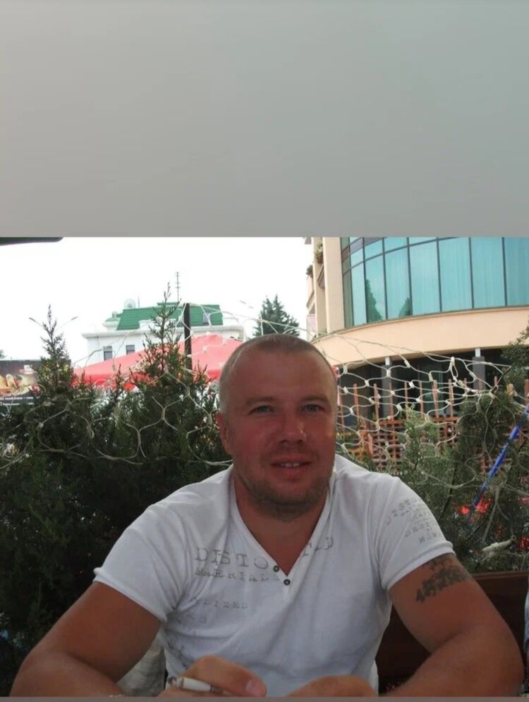  54256160  Andrei, 47 ,    