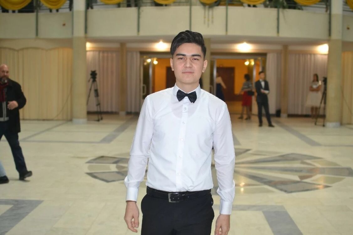  18469790  Alek, 24 ,    
