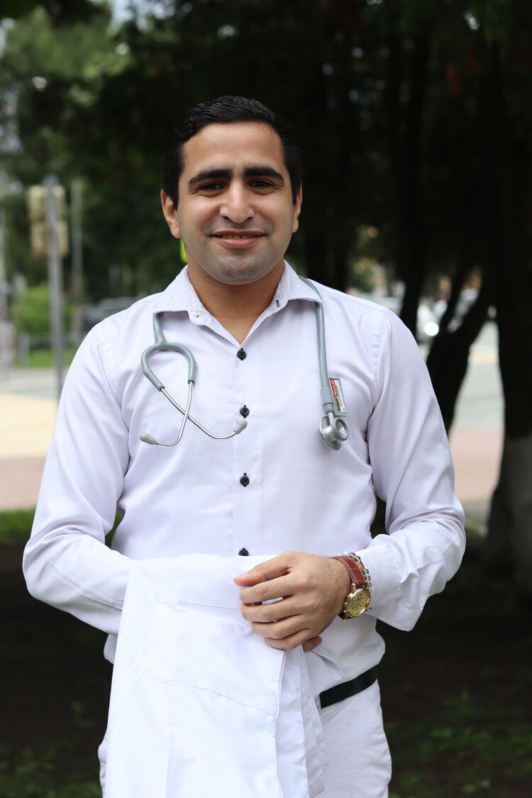  53754490  Mena, 26 ,    -