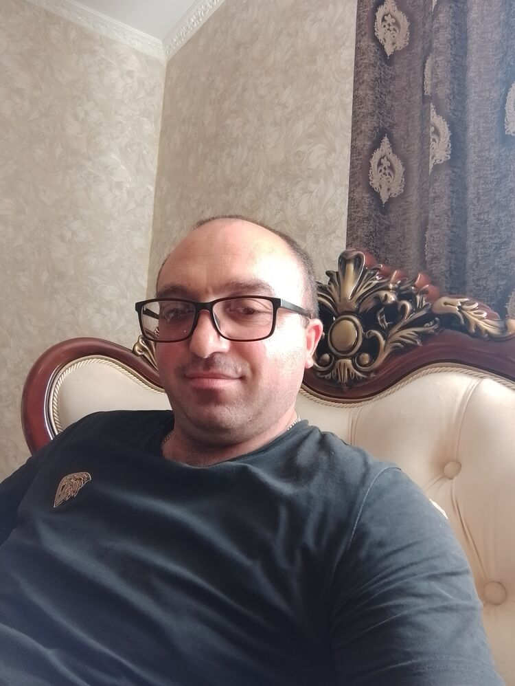  ,   Armen, 43 ,   ,   