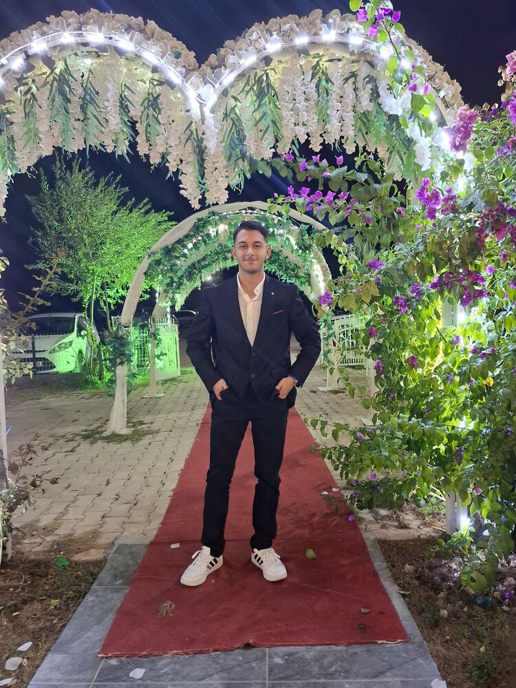  48416850  Yigit, 21 ,    