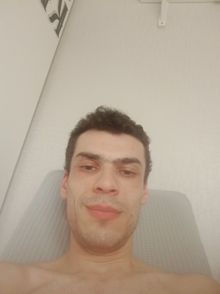  42248970  Robert, 28 ,    