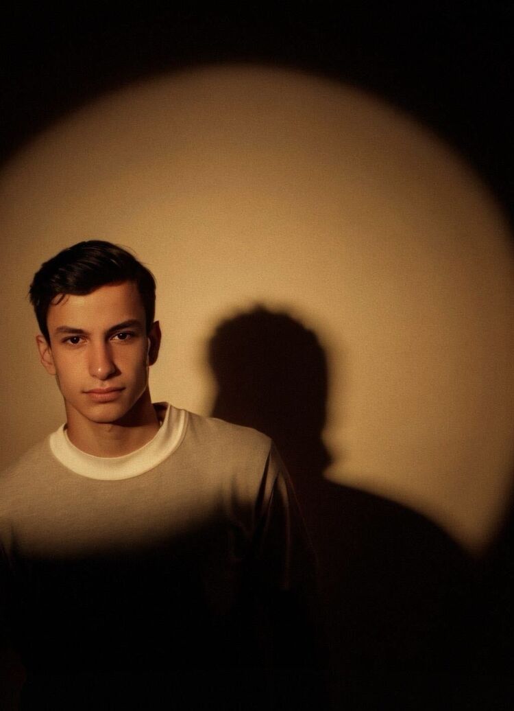  52522080  Hovakimyan, 18 ,    