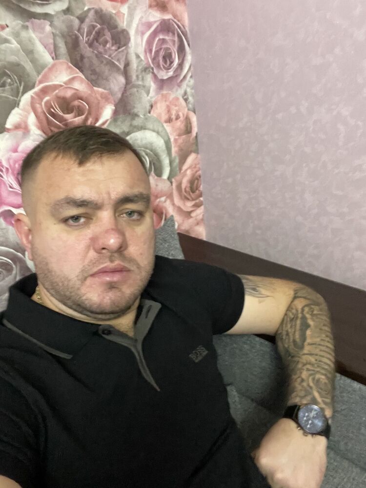 25185250  Viktor, 37 ,    