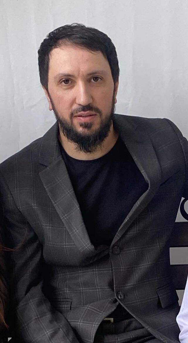  54381950  Adam, 41 ,    -