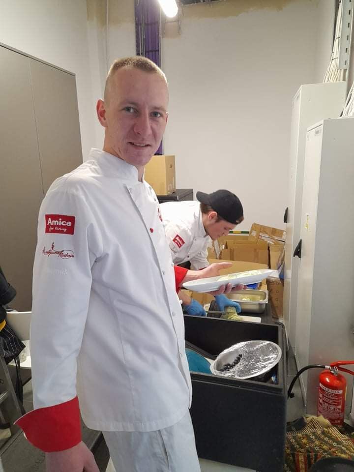  31320570  Misha, 32 ,    