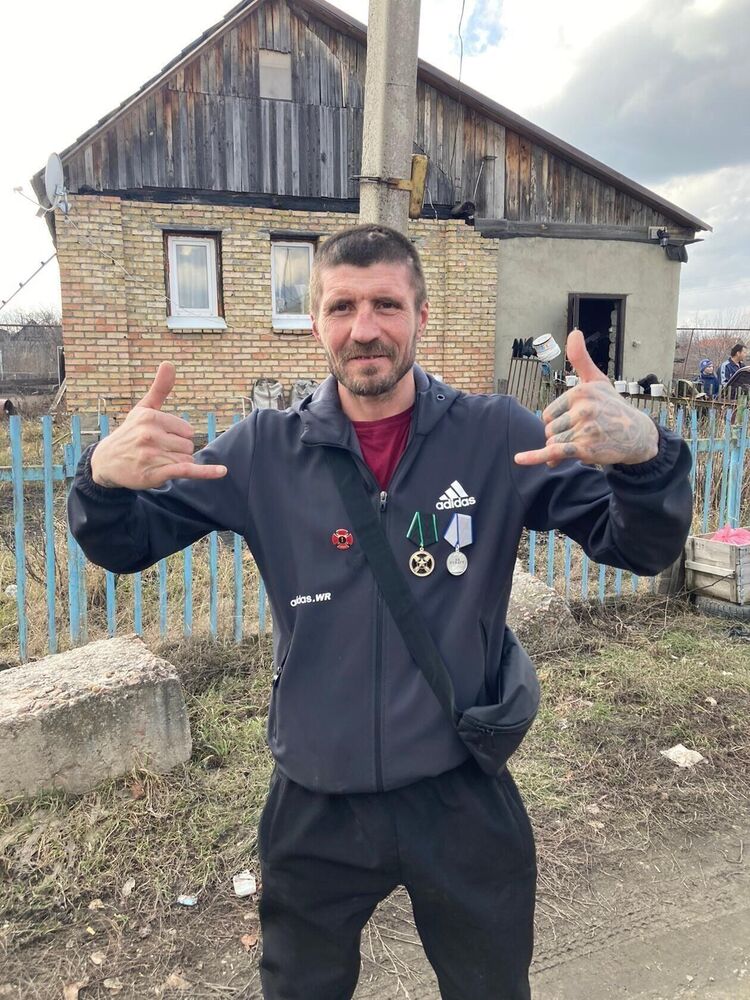  42382560  Aleksei, 49 ,    