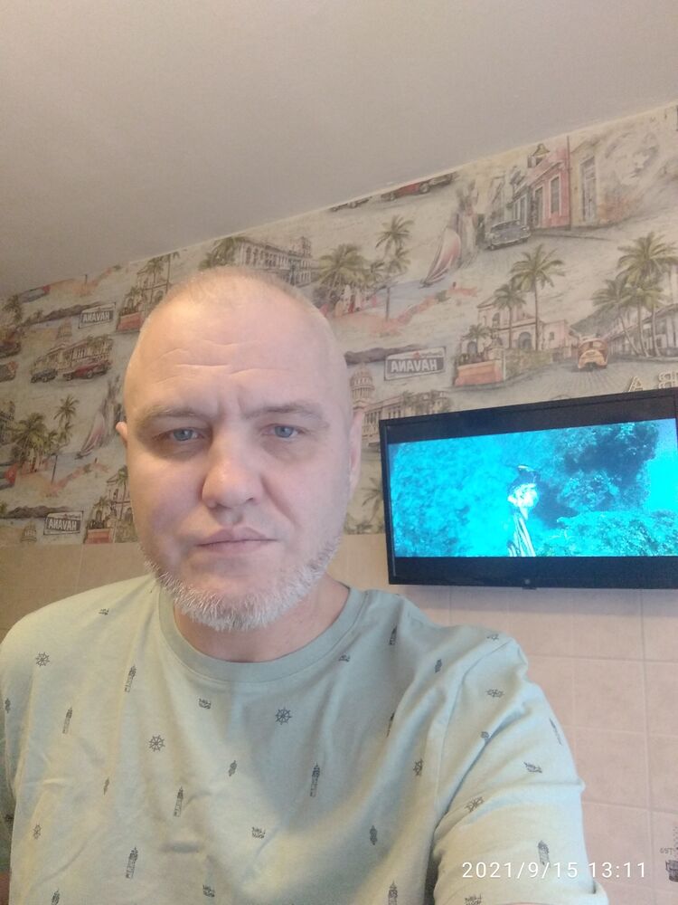  23937850  Viktor, 49 ,    