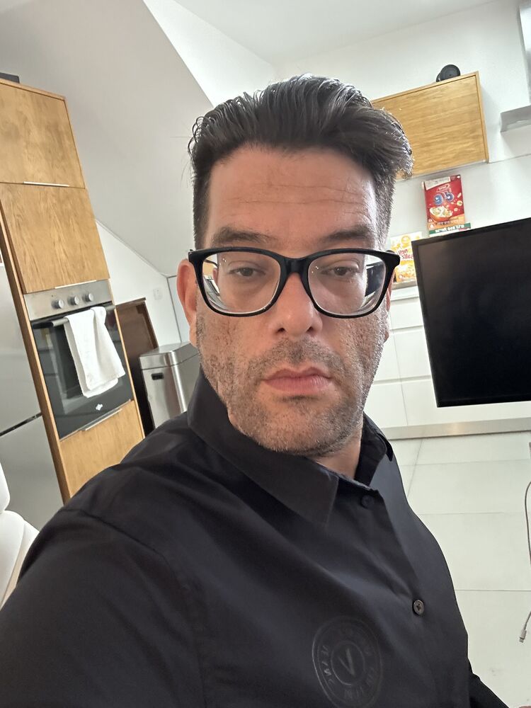  52608730  Yossi, 39 ,    King George