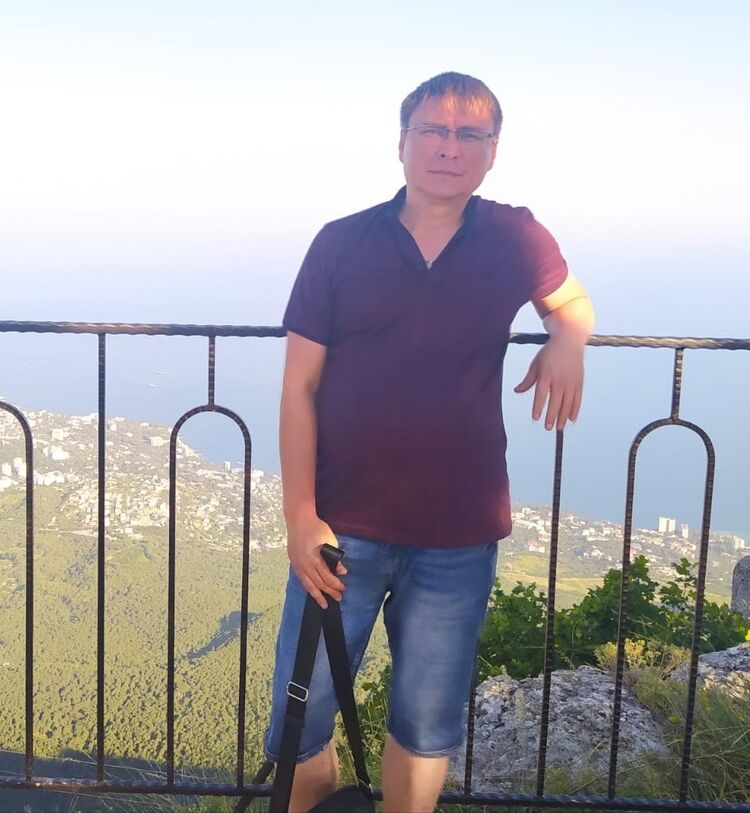  42251310  Vlad, 46 ,    