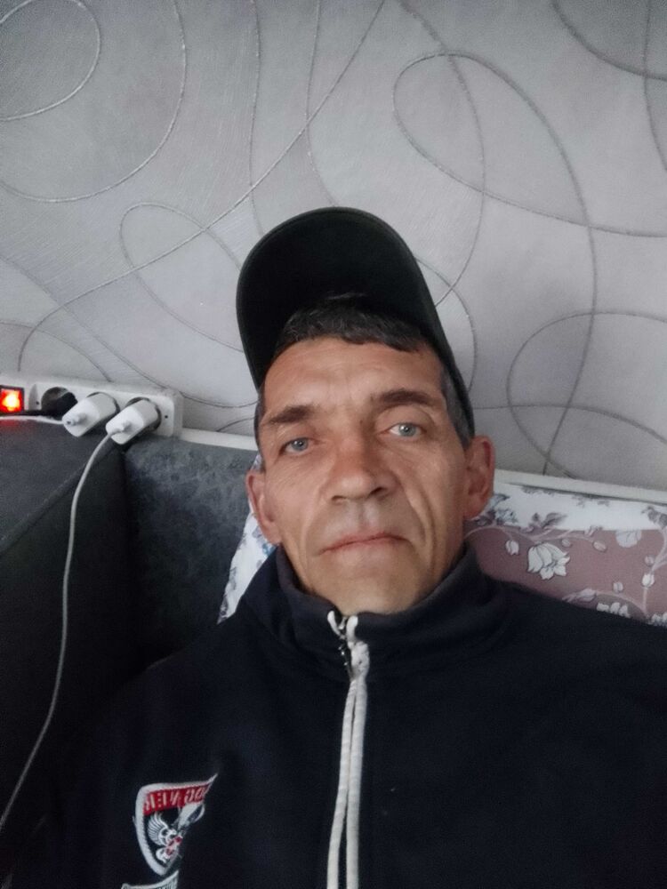  49523880  Denis, 48 ,    