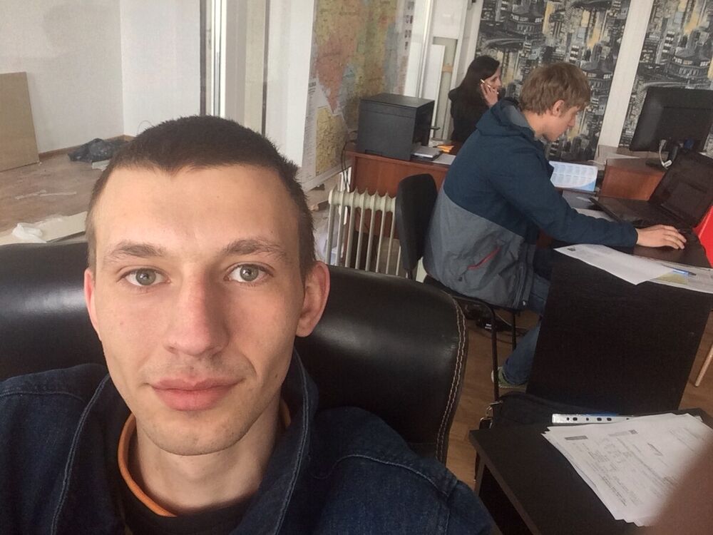  20716880  Viktor, 34 ,    