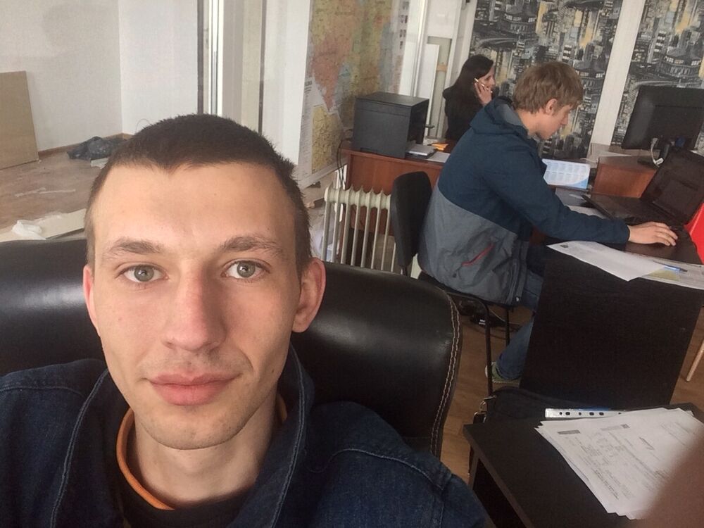  ,   Viktor, 32 ,   