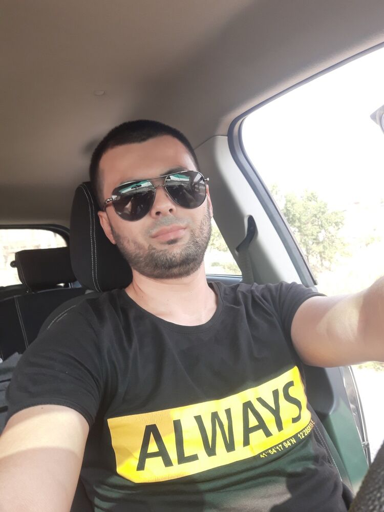  18403600  Adhaham, 37 ,    