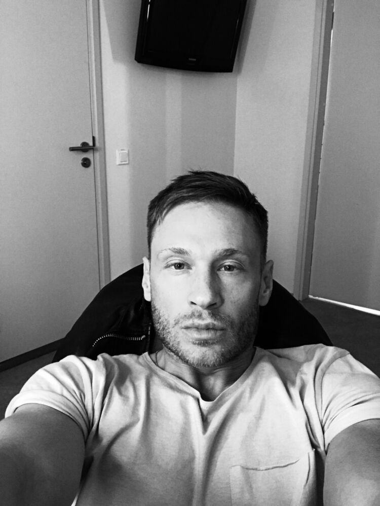  ,   Maksim, 44 ,   ,   , c 