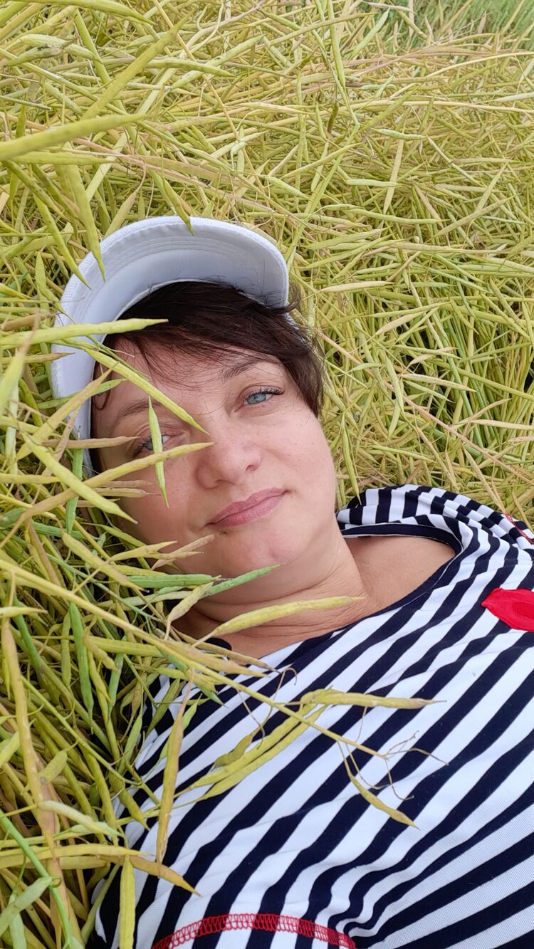  54360820  Larisa, 52 ,    