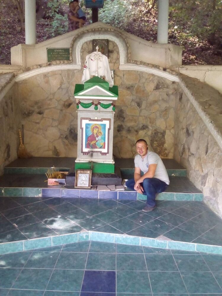  16458930  Sergiu, 40 ,    