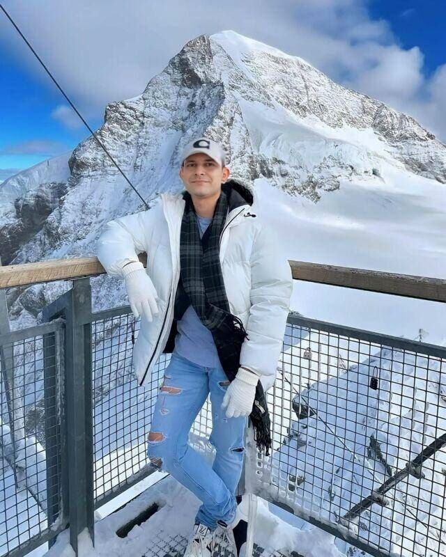  52331140  Alexander, 40 ,    