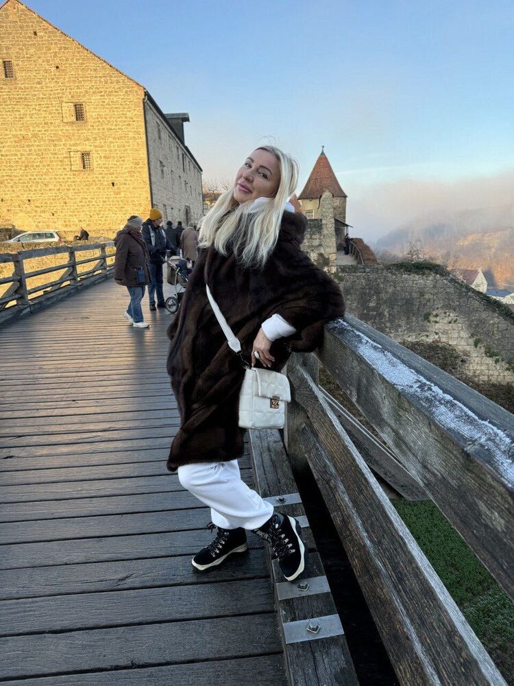  Burghausen,   , 61 ,   c 