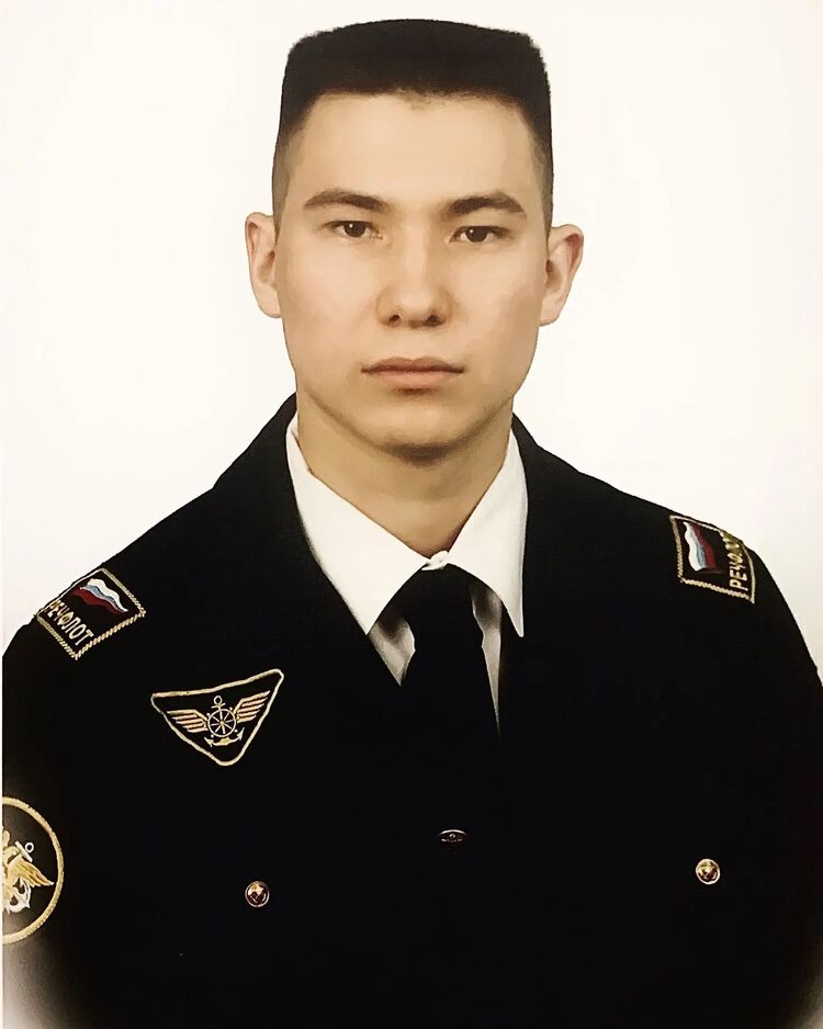  35211520  Alexander, 24 ,    
