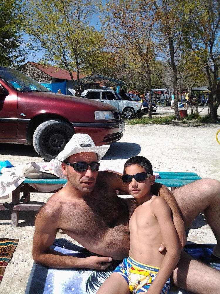  4081180  Artur, 48 ,    