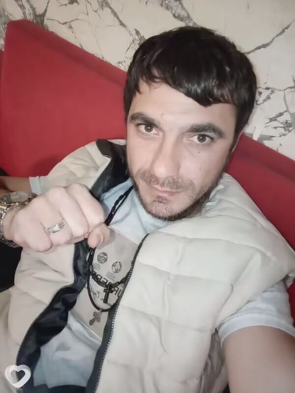  48312380  Hayk, 35 ,    