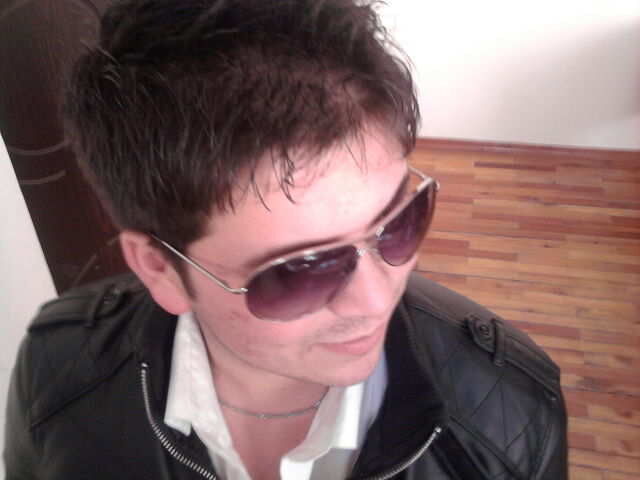  ,   Axa, 32 ,   