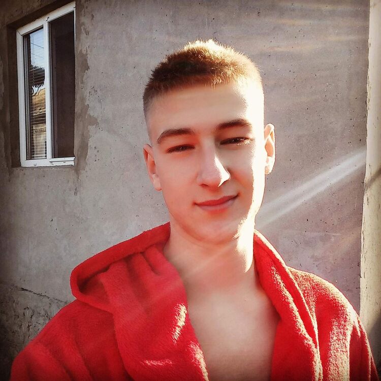  ,   Tomas, 25 ,  