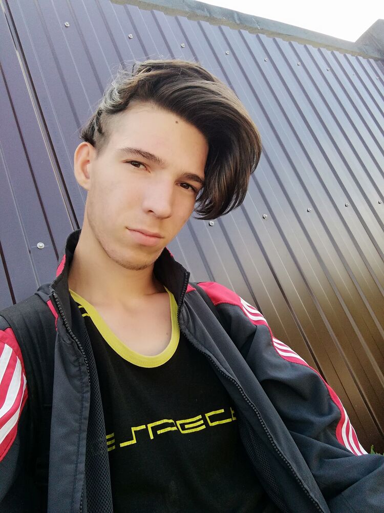  39424990  Denis, 22 ,    