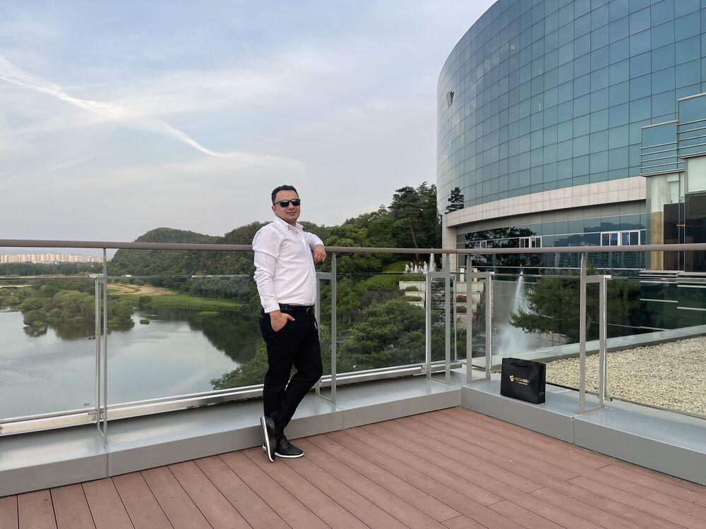  44276460  Elik, 33 ,    