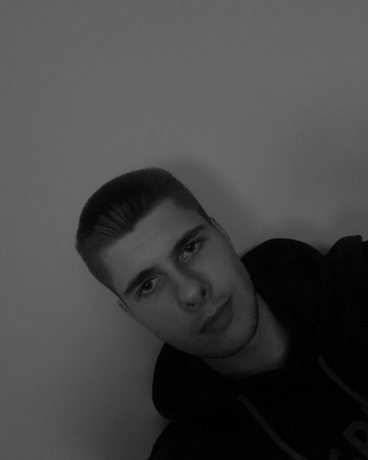  33592480  Taras, 20 ,    