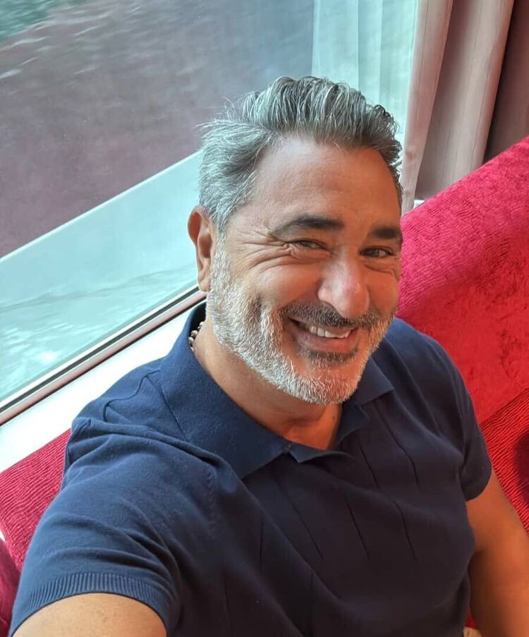  53942370  Robert, 55 ,    