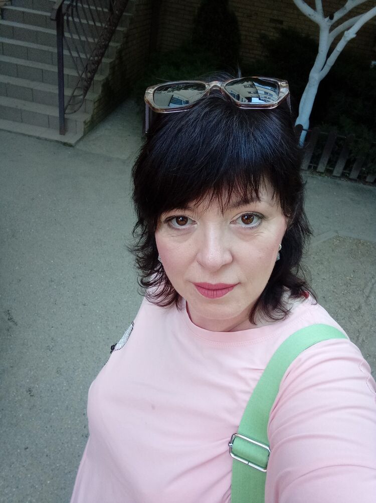  44405280  Sandra, 52 ,    