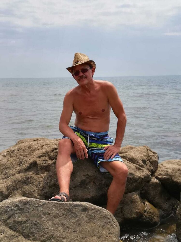  36080760  Oleg, 65 ,    