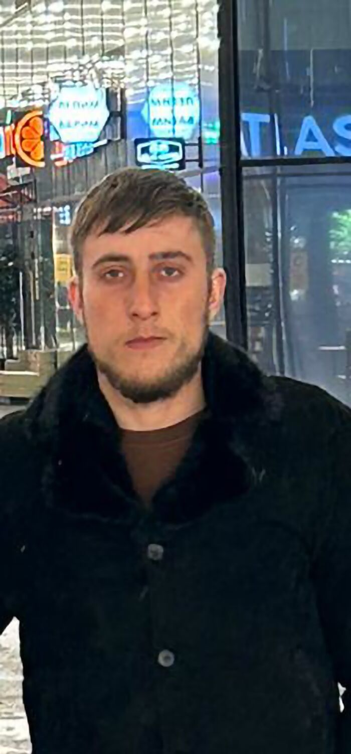  52545770  Sargis, 25 ,    