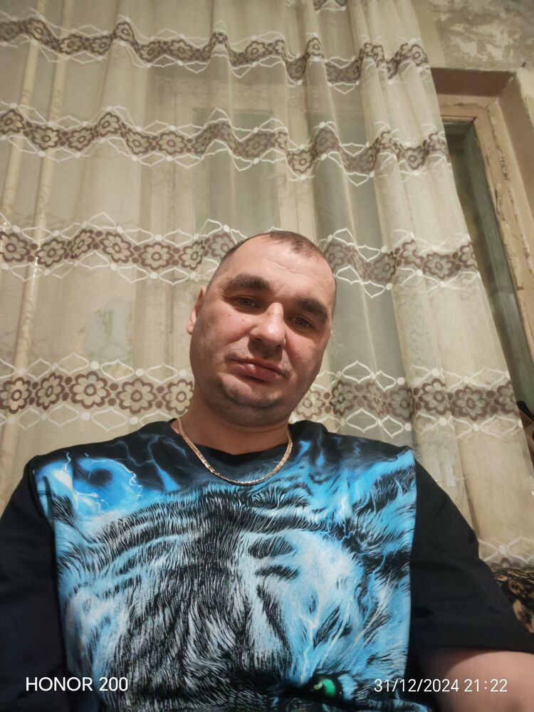  48886320  Sergei, 42 ,    