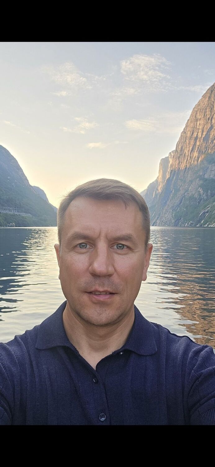  54502240  Daniel, 41 ,    