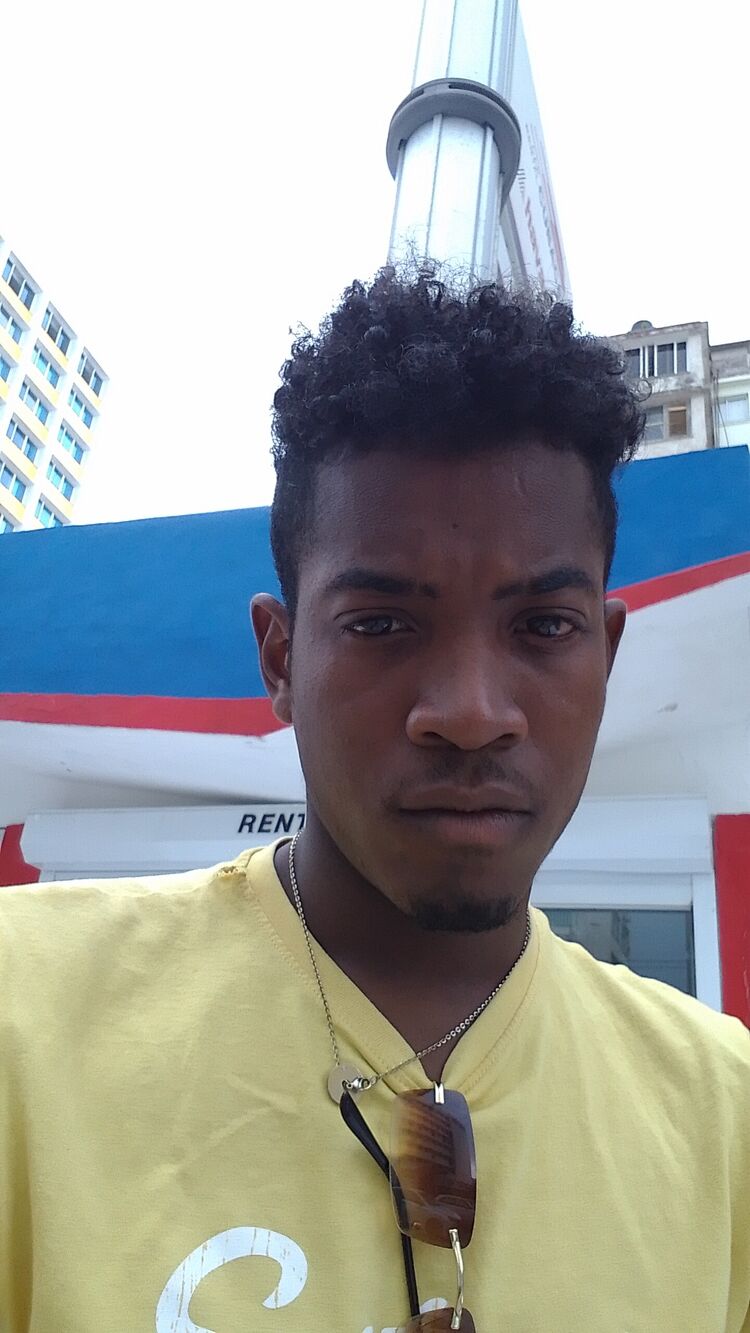  38213980  Yaismiel, 23 ,    